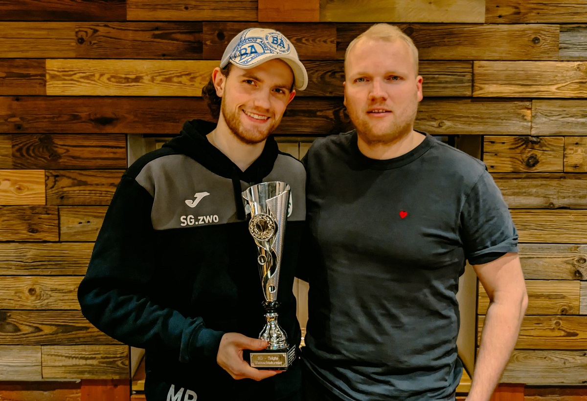 Michael Plagge und Björn Busch (v. l.) freuen sich zu Beginn des Jahres über den Pokalgewinn beim Neujahrsturnier der Telgter Tischtennisabteilung.