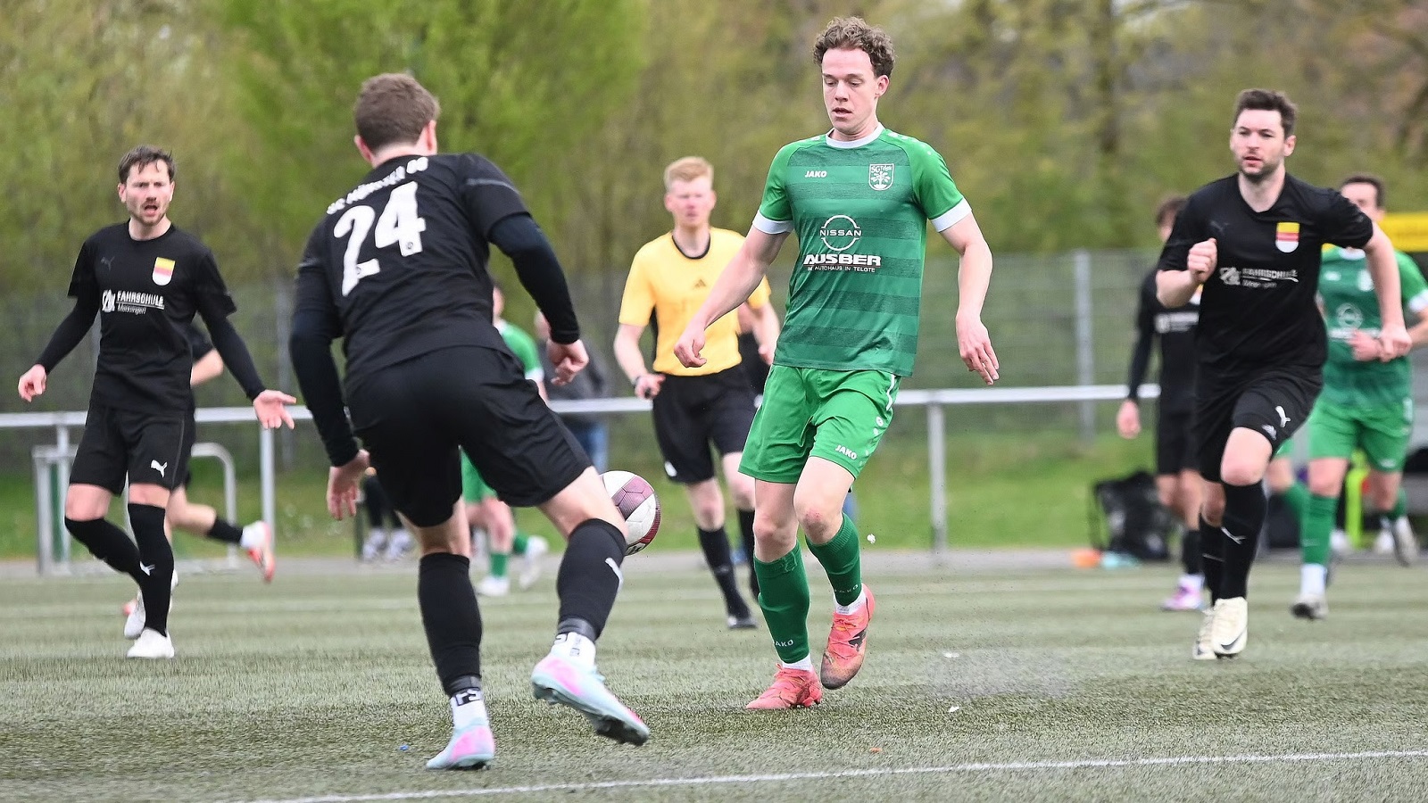 Der Mann des Tages: Niklas Westphal (grünes Trikot) erzielte alle drei Tore für die SG. Foto: Aumüller