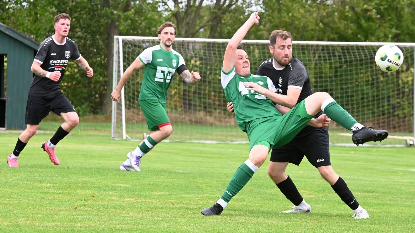 Ein Tor beim Blitz-Comeback: Routinier Hendrik Schlunz (vorne) – hier im Klammergriff von Lucas Lassak – traf zum 1:1 für Westbevern