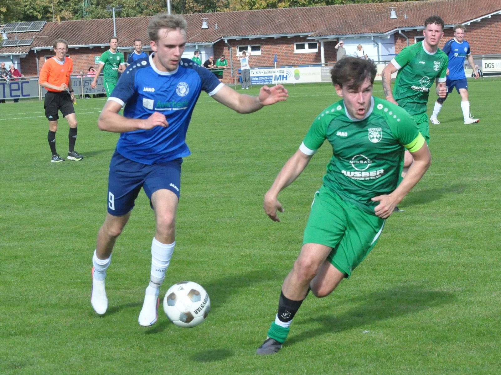 Der Ostbeverner David Wittkamp (blaues Trikot) im Zweikampf mit SG-Spielführer Joost Hagedorn. Foto: Kock